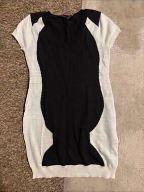 Black & White V-Neck Knit Midi Dress